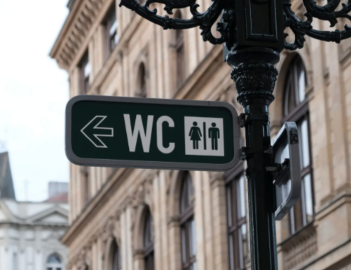 Väčšina ľudí nemá ani poňatia o tom, čo znamená označenie „WC“. Záhada je odhalená a ľudia nevedia, čo si myslieť