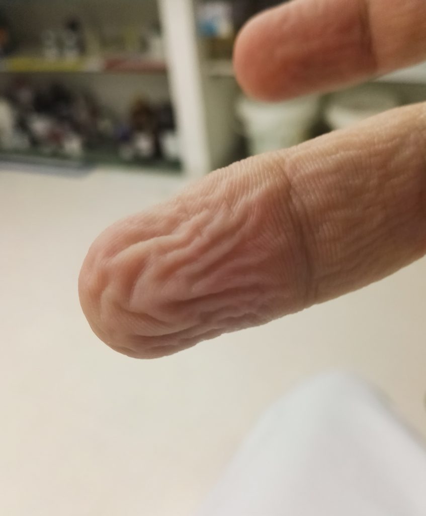Už malé deti si všímajú, že ich vlhké prsty na povrchu zvráskavejú. Tento jav je však pre vedcov stále záhadou.