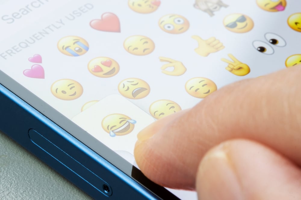 Pokiaľ uvidíš niekoho používať tieto dva emoji, spozornej. Signalizujú odporný zločin