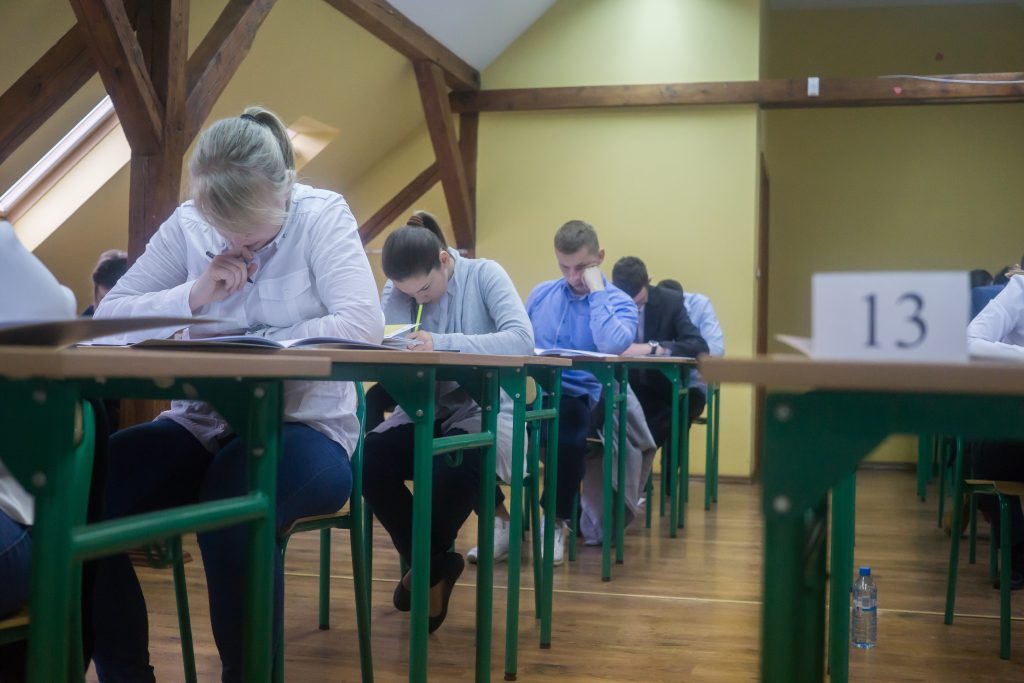 85-ročný pán z Poľska s tento rok sadne k maturite. Zaujímavosťou je, že maturovať bude v rovnakom roku ako jeho vnuk.
