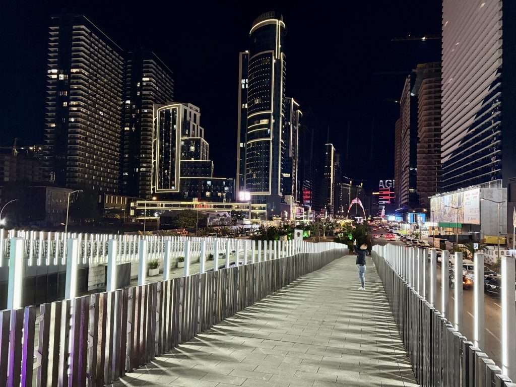 Mrakodrapy ako v Dubaji, hory zážitkov a more bizáru: Navštívili sme fascinujúcu krajinu len 3,5 hodiny od Prahy
