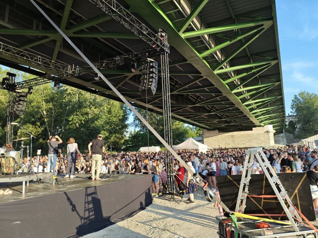 Kresťanské organizácie aktívne bojujú o pozornosť mladej generácie - napríklad aj podujatiami ako Godzone Worship Nights.