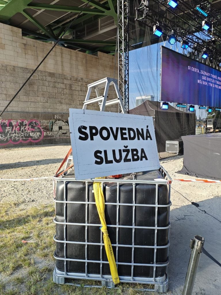 Kresťanské organizácie aktívne bojujú o pozornosť mladej generácie - napríklad aj podujatiami ako Godzone Worship Nights.