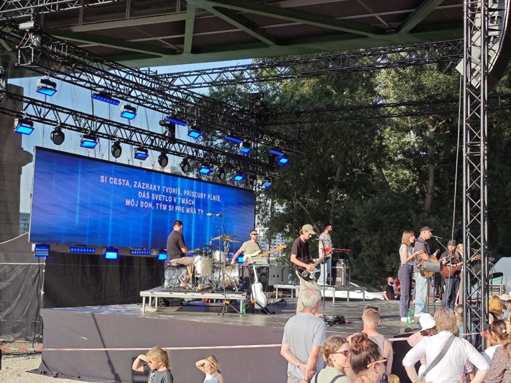 Kresťanské organizácie aktívne bojujú o pozornosť mladej generácie - napríklad aj podujatiami ako Godzone Worship Nights.