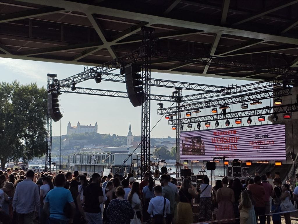 Kresťanské organizácie aktívne bojujú o pozornosť mladej generácie - napríklad aj podujatiami ako Godzone Worship Nights.