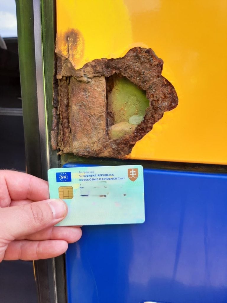 Slovenský autobus so školákmi bol zadržaný v Česku po tom, ako polícia zistila, že je v katastrofálnom technickom stave.