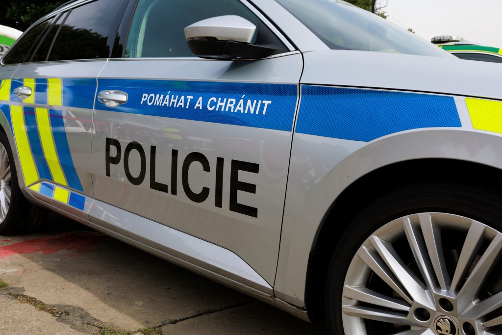 Neďaleko Prahy dva roky pôsobili falošní zubári. Od pacientov pýtali veľké peniaze za zákroky, ktoré sa učili podľa návodov z internetu.