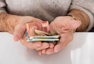 Nepríjemná správa pre dôchodcov. Penzie porastú pomalším tempom