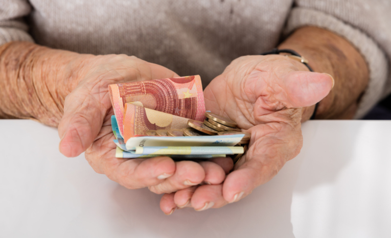 Nepríjemná správa pre dôchodcov. Penzie porastú pomalším tempom