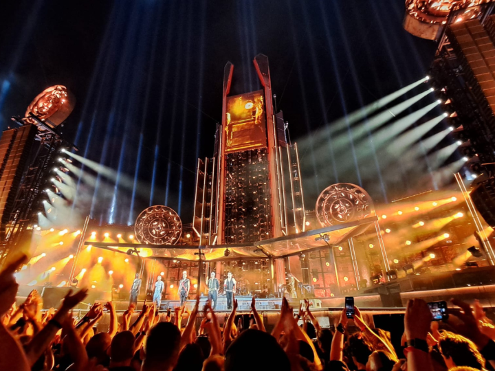 Kapely, ktoré musíš vidieť naživo: Ohúria ťa nápaditým dizajnom pódia, pôsobivými kulisami, lietajúcimi objektmi či veľkolepou pyrotechnikou