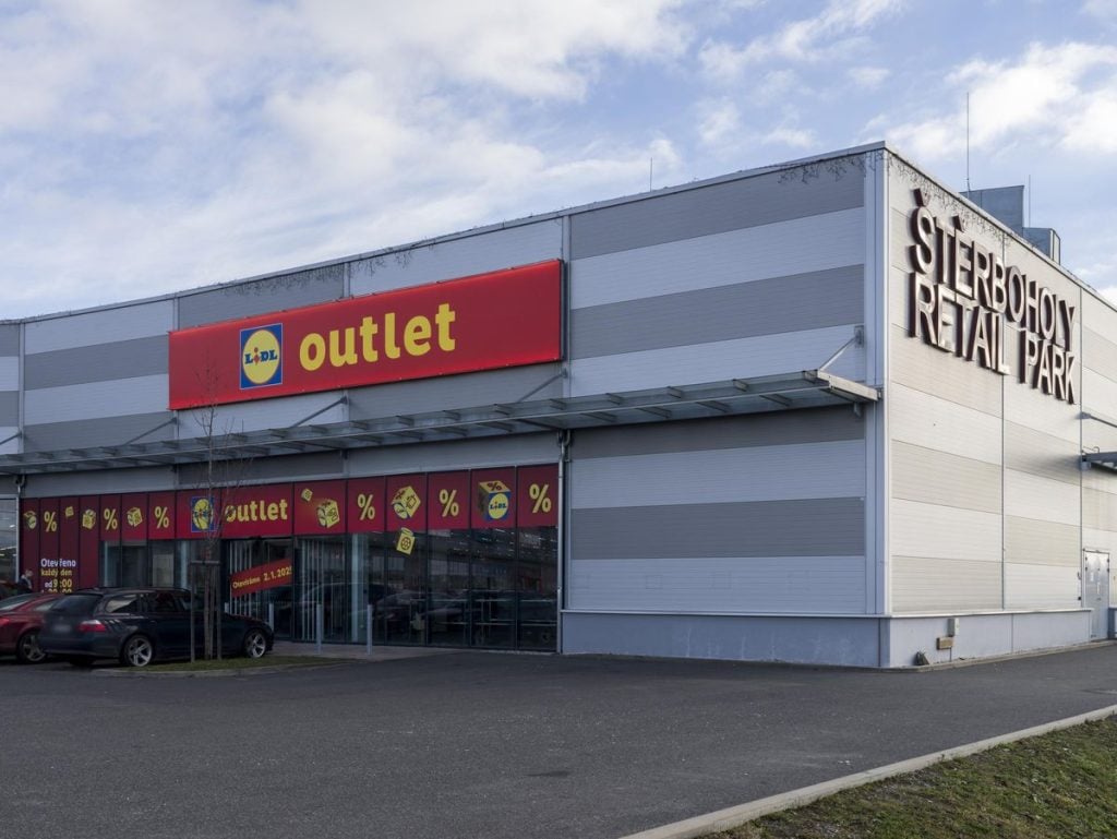 Lidl otvoril outlet blízko slovenských hraníc. Ľudia šalejú zo 70 % zliav