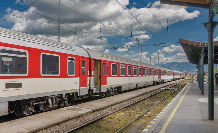 Poruchy vlakov a meškania. ZSSK sa obáva počasia, varuje cestujúcich, aby si vzali vodu aj lieky