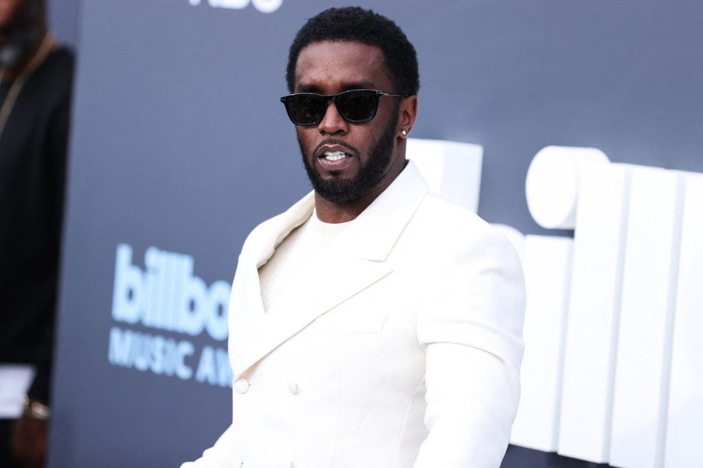 Raper Diddy je vinný v dvoch bodoch obžaloby. Jeho podporovatelia sa pred súdom oblievali detským olejom