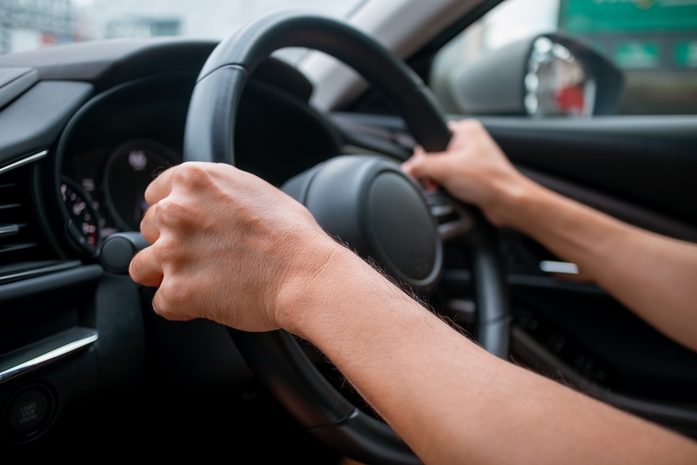 Roky nás to učili zle. Táto poloha rúk na volante ti môže zlomiť nos aj čeľusť