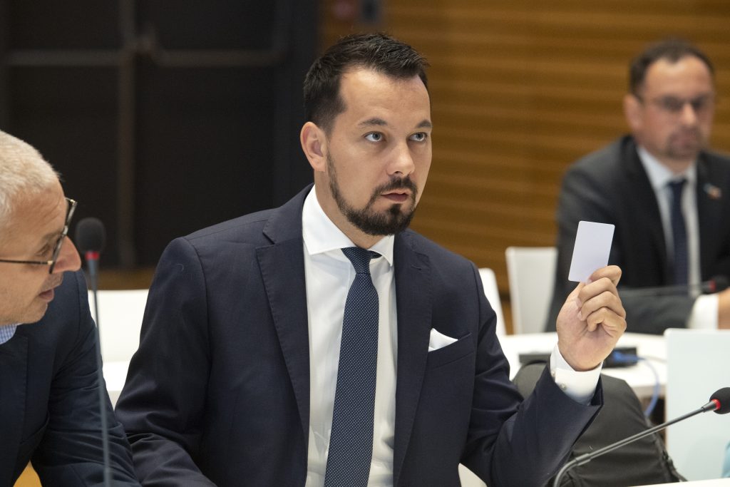 Opozičný poslanec Juraj Šeliga (Demokrati) tvrdí, že nové policajné tričká sa rozpadávajú už po prvom praní.