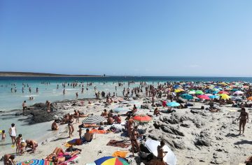 Armády turistov, hory odpadu a bitka o pokoj: Predstavujeme ti tie najhoršie pláže Európy