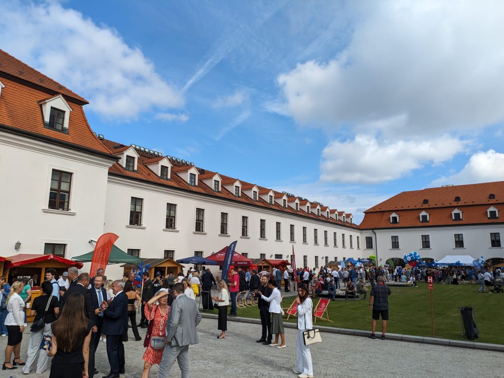 Národná rada slovenskej republiky otvorila svoje dvere verejnosti. Nahliadli sme do priestorov NR SR, kam sa bežne človek nedostane.