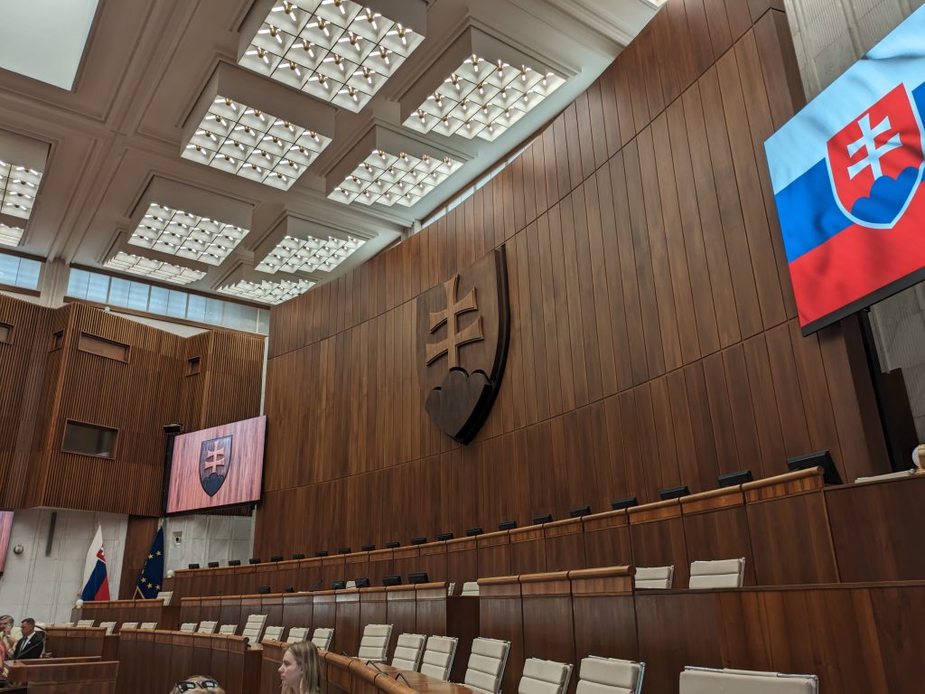 Národná rada slovenskej republiky otvorila svoje dvere verejnosti. Nahliadli sme do priestorov NR SR, kam sa bežne človek nedostane.