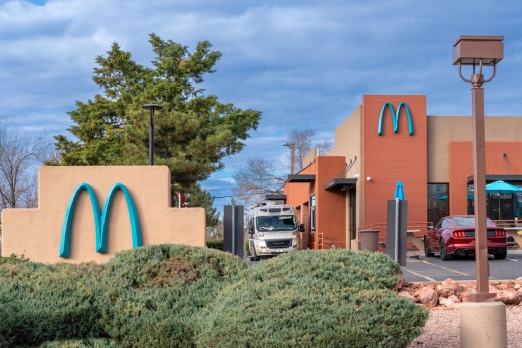 Jediný McDonald's na svete s modrým logom. Turisti sem niekedy chodia len kvôli fotke