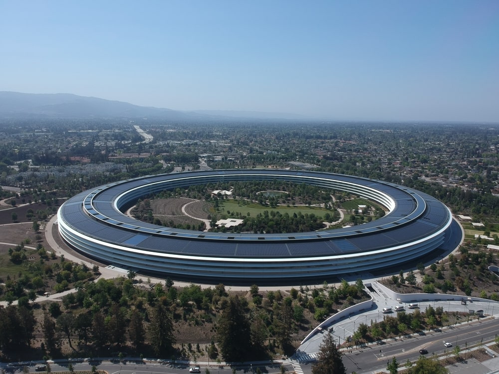 Apple zverejnil výšku platov svojich zamestnancov. Za jeden rok zarobíš to, čo tu za desať