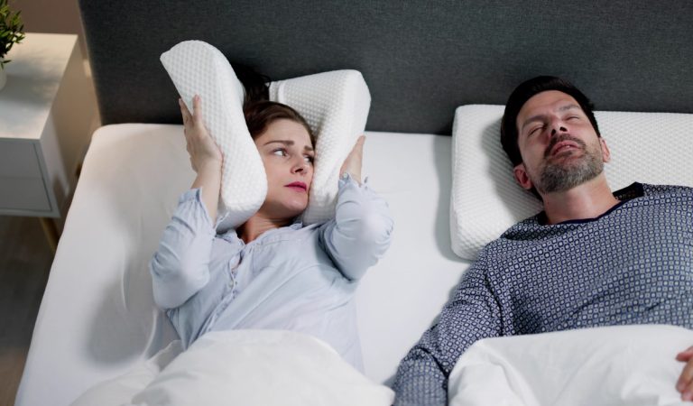 Budí ťa v noci partnerovo chrápanie? Týmito technikami ho citlivo prerušíš