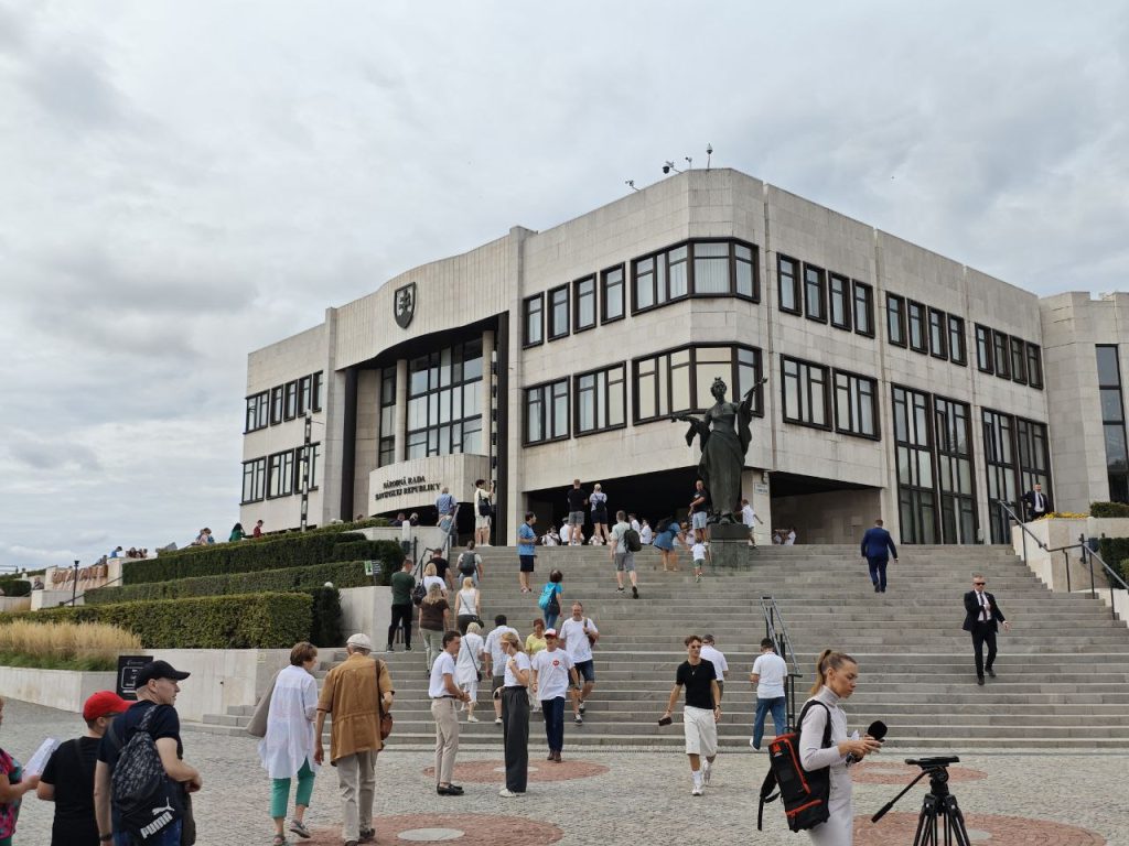 Národná rada slovenskej republiky otvorila svoje dvere verejnosti. Nahliadli sme do priestorov NR SR, kam sa bežne človek nedostane.