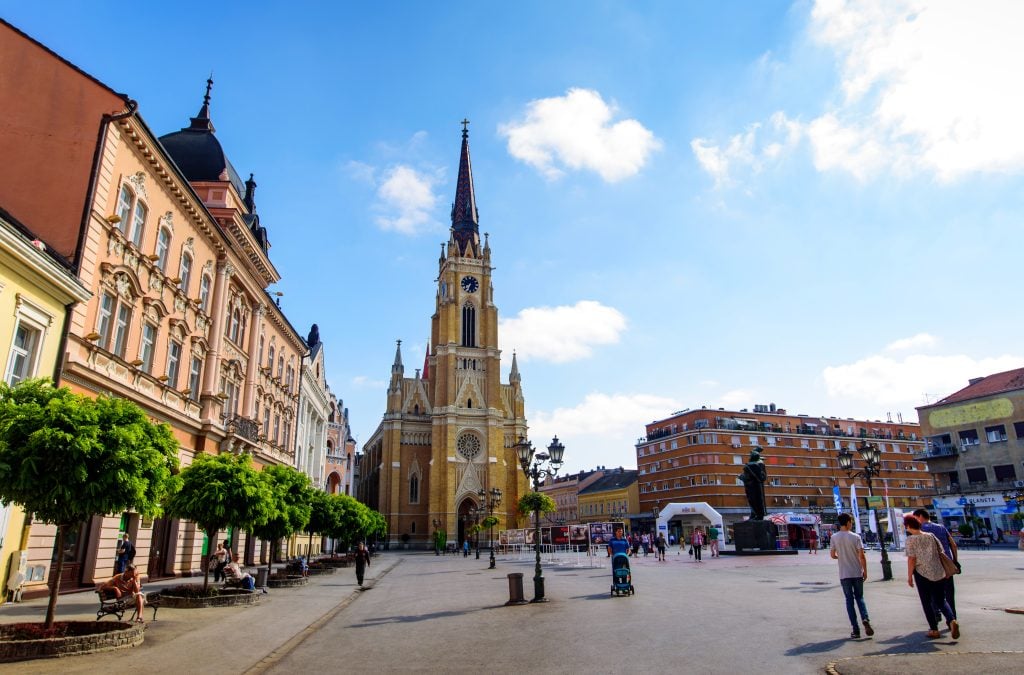Európske metropoly praskajú pod nánosmi turistov: Tieto „mestečká“ sú lacnejšie a krajšie