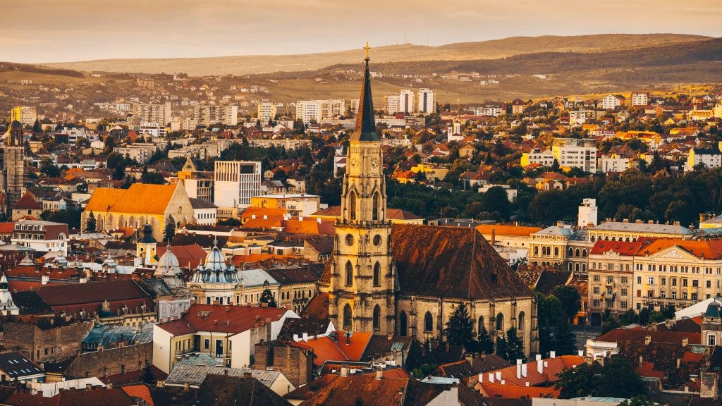 Európske metropoly praskajú pod nánosmi turistov: Tieto „mestečká“ sú lacnejšie a krajšie