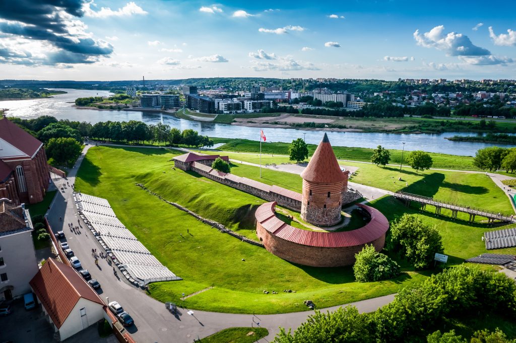 Európske metropoly praskajú pod nánosmi turistov: Tieto „mestečká“ sú lacnejšie a krajšie
