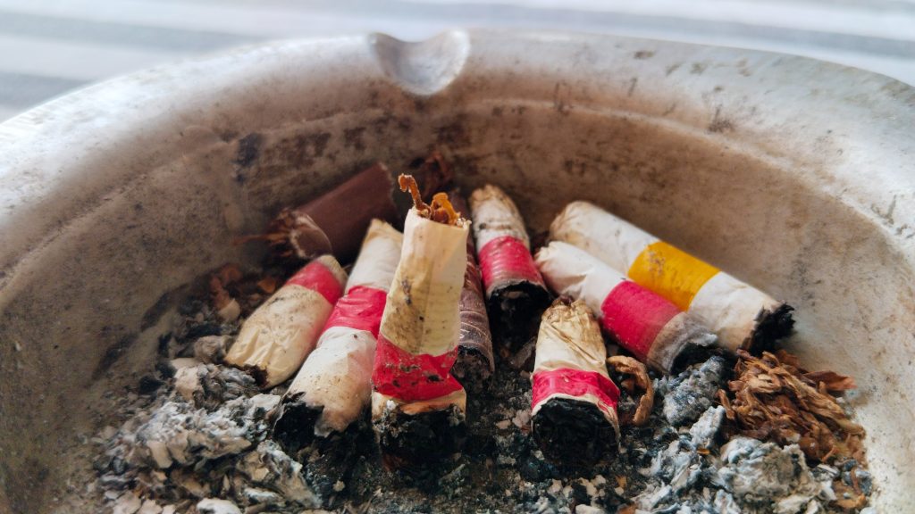 Nová vedecká štúdia znepokojuje: Vyfajčenie jednej cigarety ti život skráti o toľkoto času