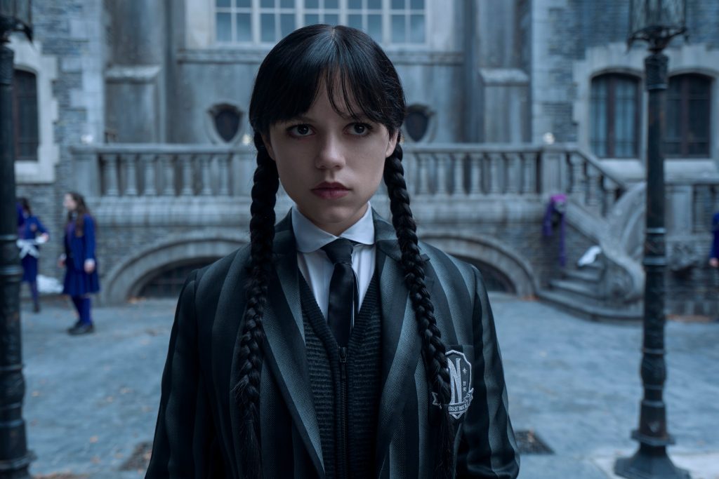 seriály, Wednesday, čierna komédia, Jenna Ortega, herečka, Netflix