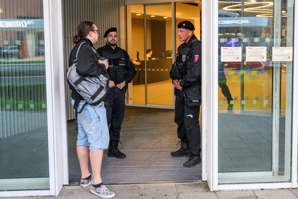 Kvôli nálezu nevybuchnutej leteckej bomby z druhej svetovej vojny bola časť Bratislavy ráno evakuovaná. Takto to vyzerá na mieste.