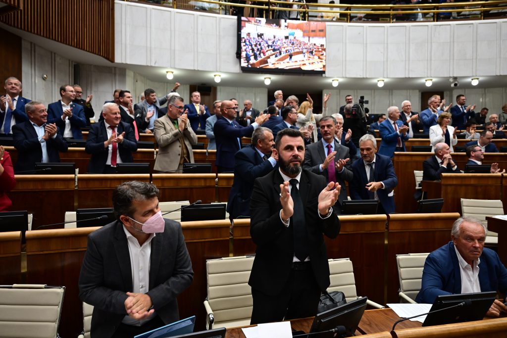 Na hlasovaní v piatok Národná rada SR schválila navrhovanú zmenu ústavy, ktorá sa týka hlavne kultúrno-etických tém.