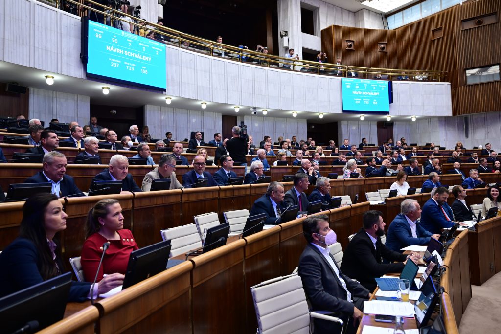 Na hlasovaní v piatok Národná rada SR schválila navrhovanú zmenu ústavy, ktorá sa týka hlavne kultúrno-etických tém.