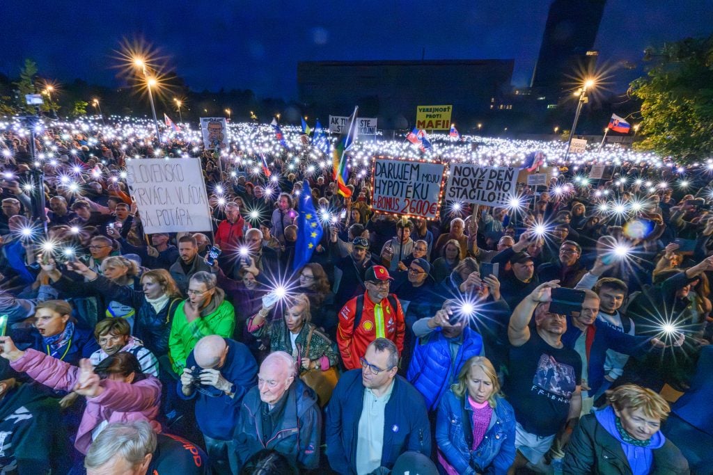 V utorok podvečer vyšli do ulíc tisíce Slovákov. Dôvodom bol protest proti súčasnému kurzu vlády, ktorý zvolali opozičné strany.