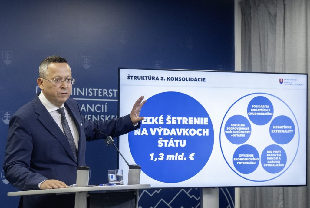 Konsolidácia štátnych financií bude pokračovať. Minister financií Kamenický dnes oznámil, čo čaká Slovensko.