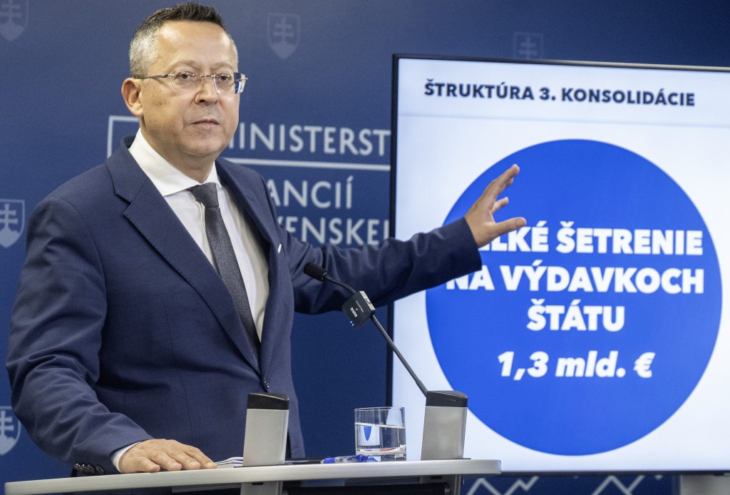 V rámci konsolidácie verejných financií sa štát bude zaoberať aj tým, aby fiktívni živnostníci prešli na viazaný pracovný pomer.
