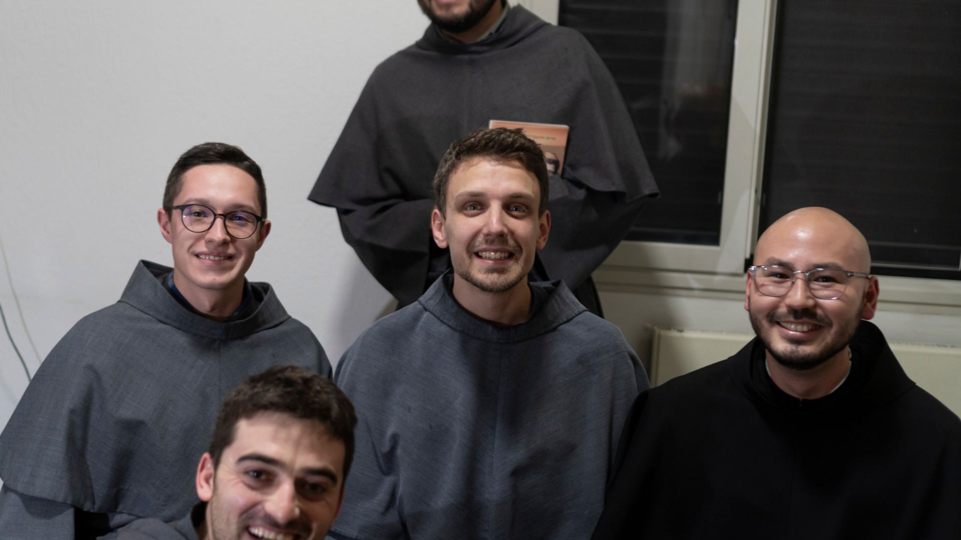 Rehoľný brat Peter: V rozhovore cituje Kanyeho Westa, miluje fotografiu a pred povolaním uvažoval aj o netradičnej práci
