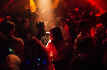 Gen Z si začína užívať nočný život trochu inak: Časy premrhaných nocí v opojení alkoholu sú preč