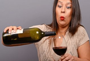 Myslíš, že ti pohárik neublíži? Tvoje telo to vidí inak, takto na neho pôsobí alkohol