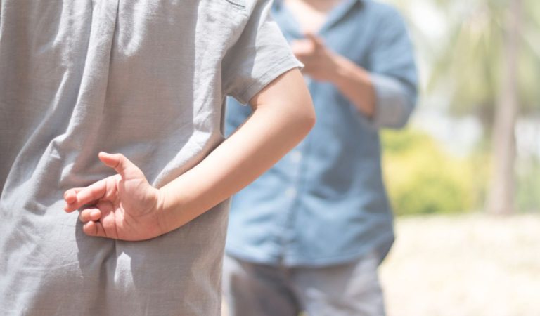 Ako spoznať klamára: Najčastejšie frázy a signály v reči