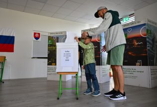 Na Slovensku sa otvorili volebné miestnosti. Ide o prvé voľby, kde platí táto novinka