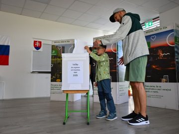 Na Slovensku sa otvorili volebné miestnosti. Ide o prvé voľby, kde platí táto novinka