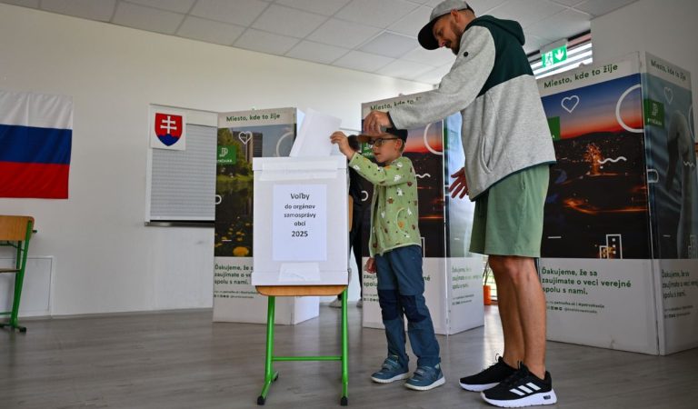 Na Slovensku sa otvorili volebné miestnosti. Ide o prvé voľby, kde platí táto novinka