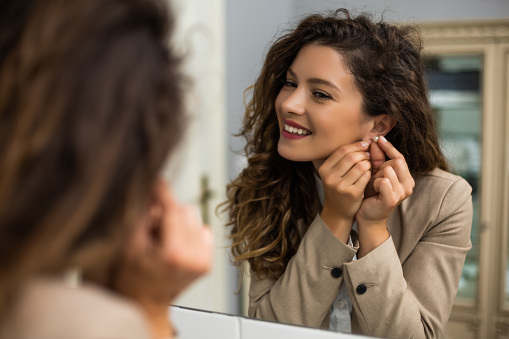 Dermatologička prezradila, čo sa stane, keď si náušnice nedáš na noc dole. Radšej to nikdy nerob