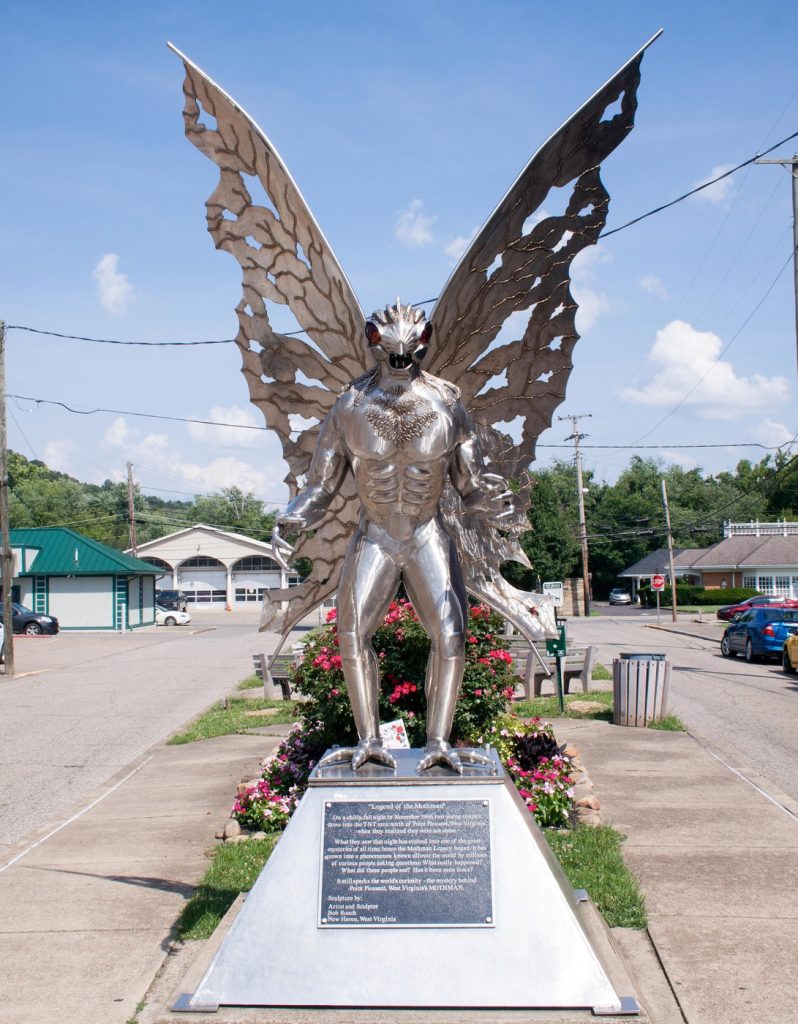 Medzi najznámejšie americké legendy patrí tá o tvorovi zvanom Mothman. Ako tohto tvora opisujú tí, ktorí ho údajne pozorovali?