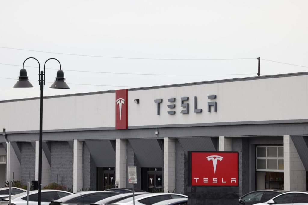 Spoločnosť Tesla v tomto roku nemala úplne vydarené obdobie, jej akcie však v pondelok zaznamenali výrazný nárast.