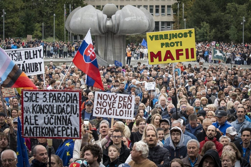 V utorok podvečer vyšli do ulíc tisíce Slovákov. Dôvodom bol protest proti súčasnému kurzu vlády, ktorý zvolali opozičné strany.