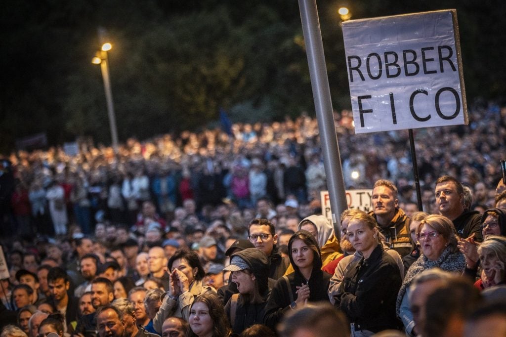V utorok podvečer vyšli do ulíc tisíce Slovákov. Dôvodom bol protest proti súčasnému kurzu vlády, ktorý zvolali opozičné strany.