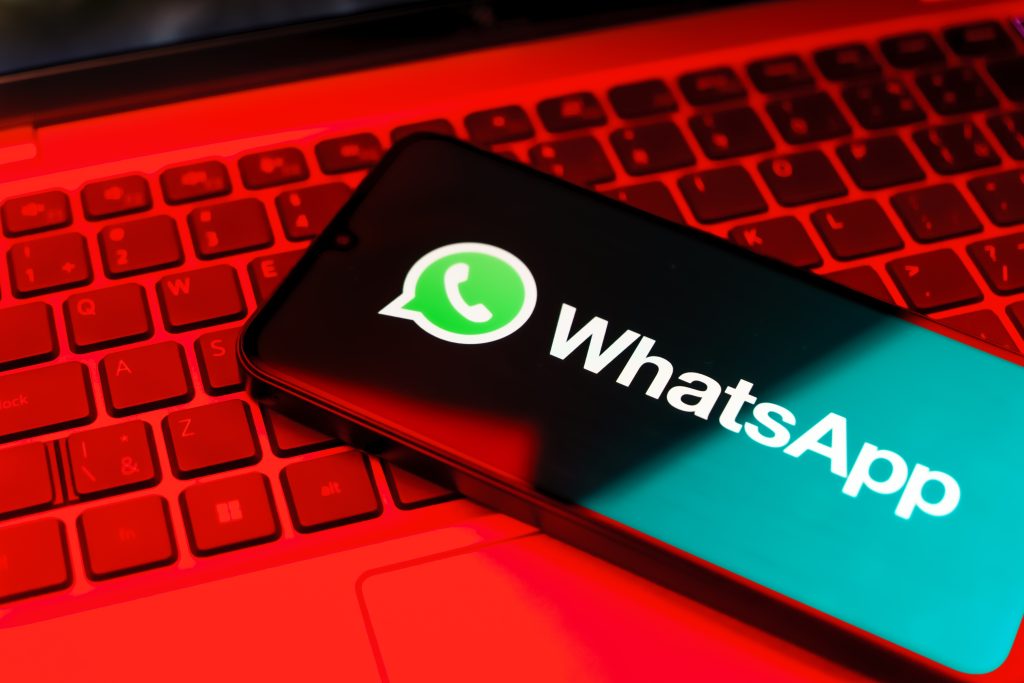 Stačí jeden nesprávny krok a podvodníci získajú tvoju identitu: Nový podvod na WhatsAppe desí Slovákov

